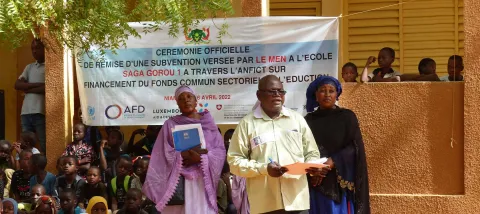 Remise d’une subvention au CGDES de l’école Saga Gorou 1 de la commune de Niamey IV sur financement du Fonds commun sectoriel de l’éducation 