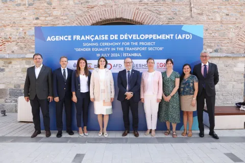 AFD supports the municipalities of Istanbul, Ankara and Izmir to promote women's access to employment and combat harassment in the public transport sector.  